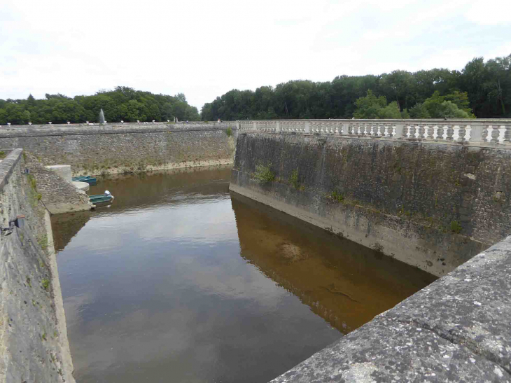 Le château de Chenonceau : les douves - Chenonceaux