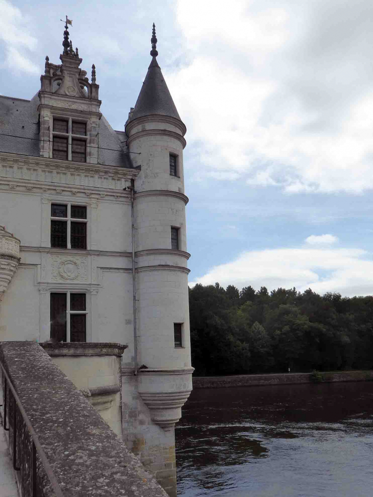 Le château de Chenonceau : la tour d'angle sur le Cher - Chenonceaux