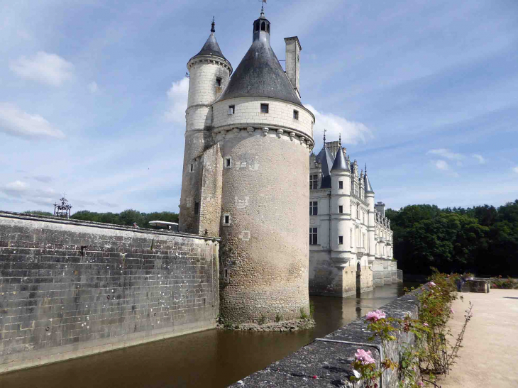 Le château de Chenonceau : la tour d'angle sur le Cher - Chenonceaux