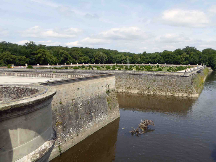 Le château de Chenonceau : le jardin de Diane de Poitiers au bord du Cher - Chenonceaux