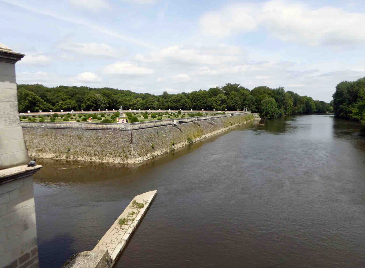 Le château de Chenonceau : le jardin de Diane de Poitiers au bord du Cher - Chenonceaux