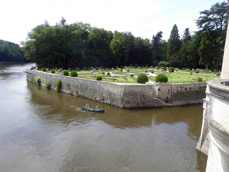 Le château de Chenonceau : le jardin de Catherine de Médicis  au bord du Cher - Chenonceaux