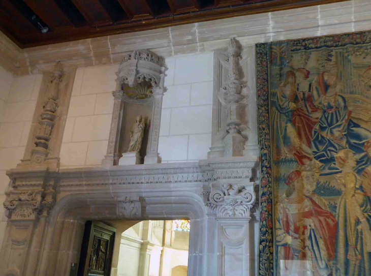 Le château de Chenonceau : l'entrée de la chapelle dans la salle des gardes  - Chenonceaux