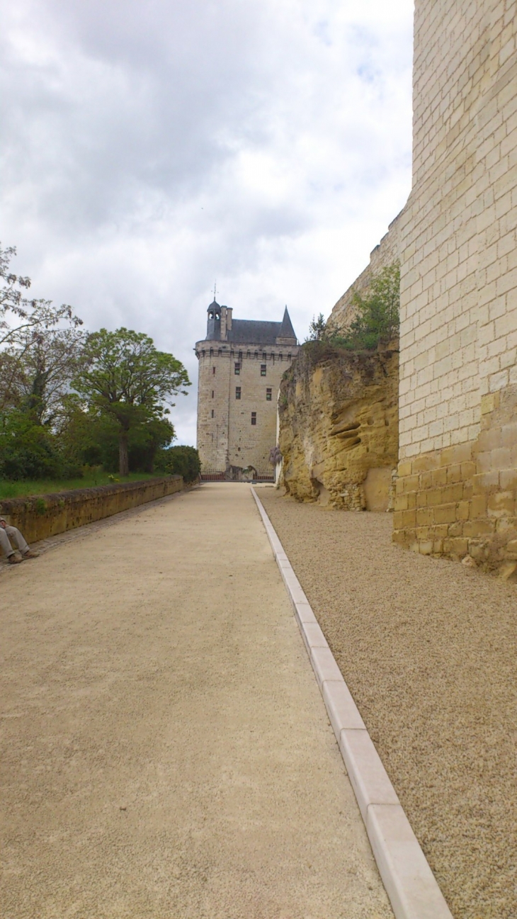 Tour horloge entrée forteresse photo Giliane Kaltenbach - Chinon