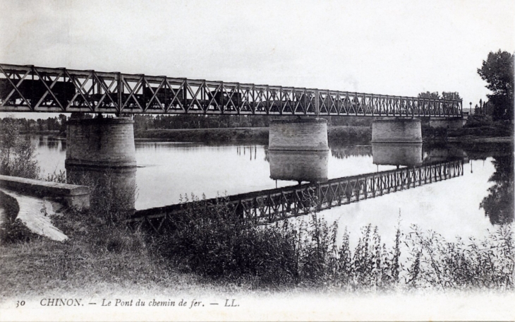 Le pont duchemin de fer, vers 1905 (carte postale ancienne). - Chinon