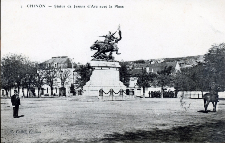 Statue de Jeanne d'Arc avec la Place, vers 1910 (carte postale ancienne). - Chinon