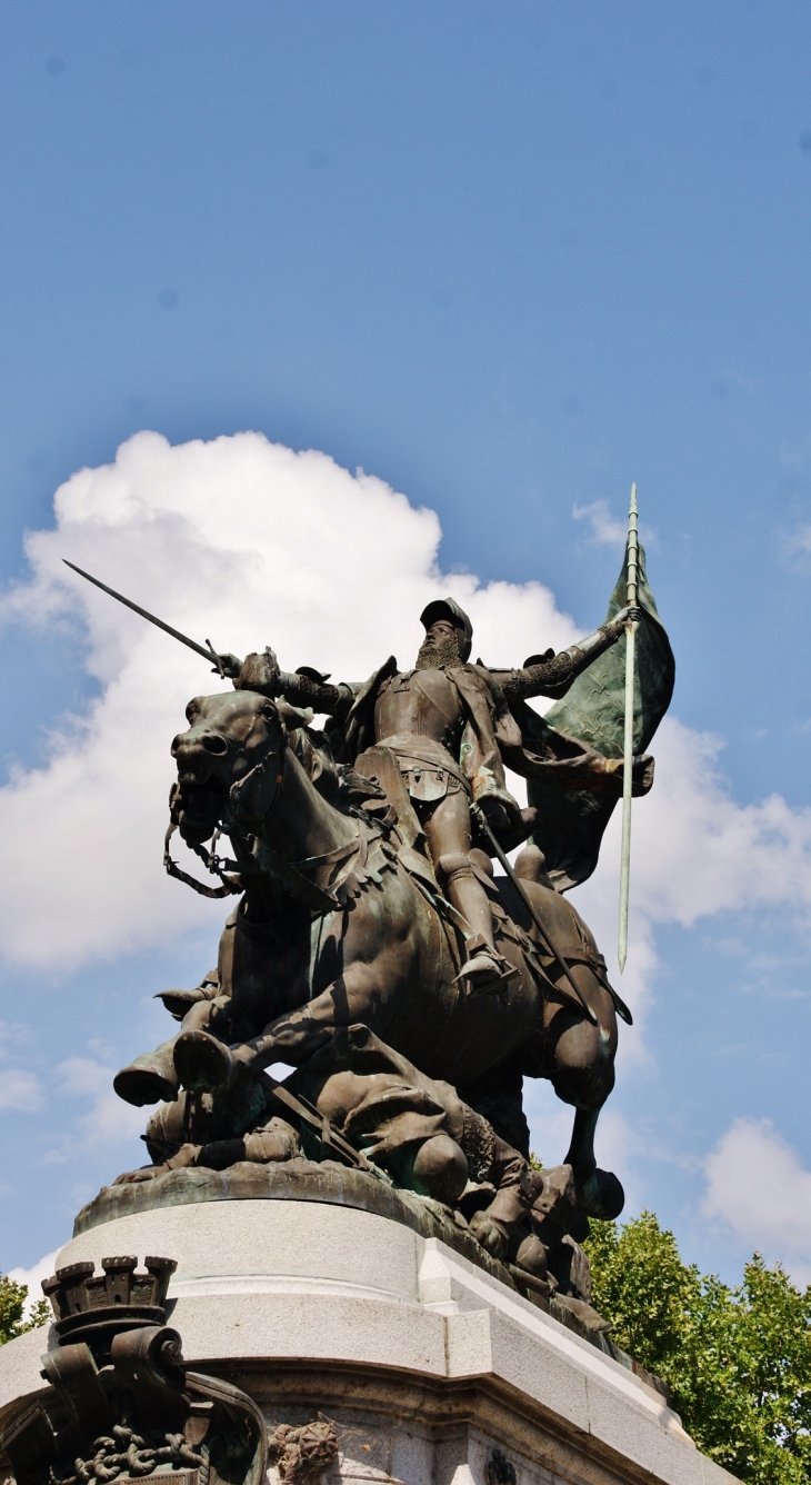 Statue de Jeanne-D'Arc  - Chinon