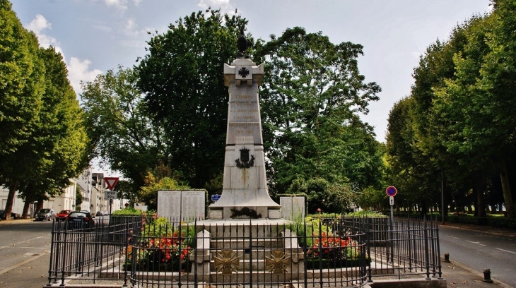 Monument-aux-Morts - Chinon