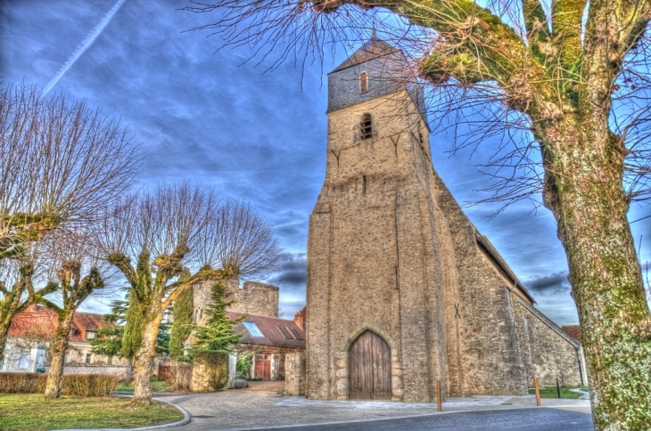 Photo de l'église du XIII traitée en HDR - Cigogné