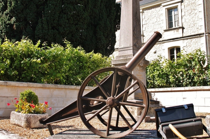 Monument-aux-Morts ( Détail ) - Cravant-les-Côteaux