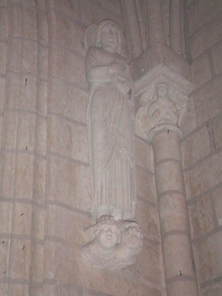 Statue-du-Beau-Dieu-de-Crouzilles