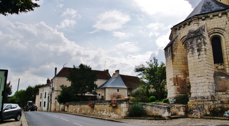 Le Village - Crouzilles