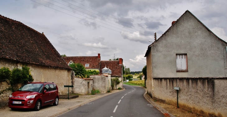 Le Village - Crouzilles