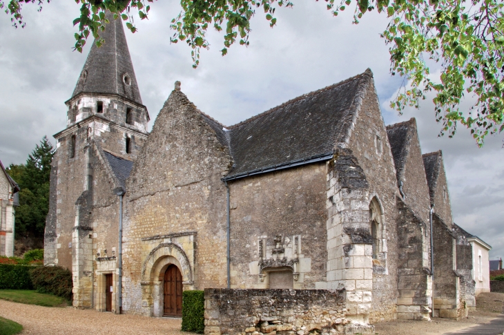 Dierre (Indre-et-Loire)  L'église Saint Médard de Dierre.  Cette église à trois nefs fut construite avec l'argent des bouchers d'Amboise. En échange, les bouchers obtinrent le droit de faire paître leurs troupeaus de bovins dans la vallée. Il s'agit d'une