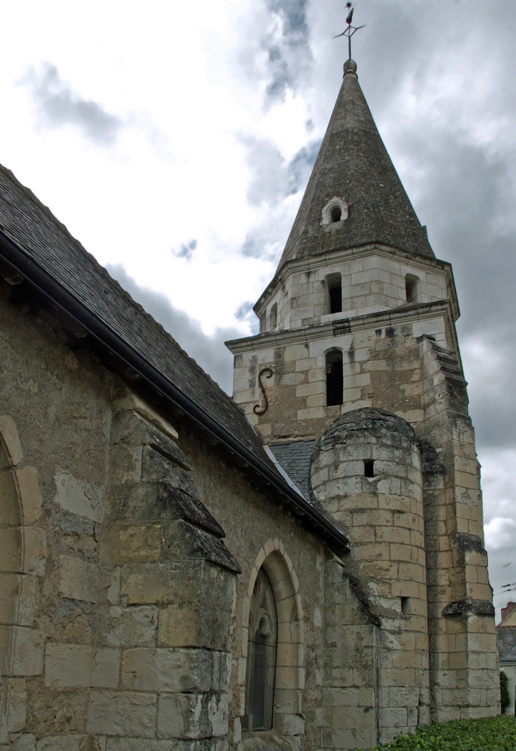 Eglise Saint Médard de Dierre. Le clocher est une tour carrée ouverte à hauteur du beffroi d'une fenêtre en plein cintre sur chaque face et couronnée d'une flèche octogonale se posant sur un étage intermédiaire également à huit pans percés chacun d'une ba