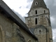 Eglise Saint Médard de Dierre. Le clocher est une tour carrée ouverte à hauteur du beffroi d'une fenêtre en plein cintre sur chaque face et couronnée d'une flèche octogonale se posant sur un étage intermédiaire également à huit pans percés chacun d'une ba