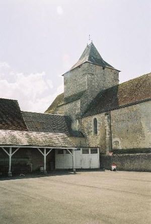 Dans la cour de l'école - Esves-le-Moutier