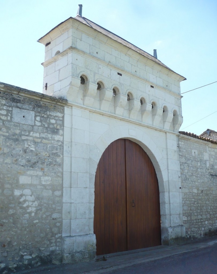 Porte  Ancienne - La Tour-Saint-Gelin