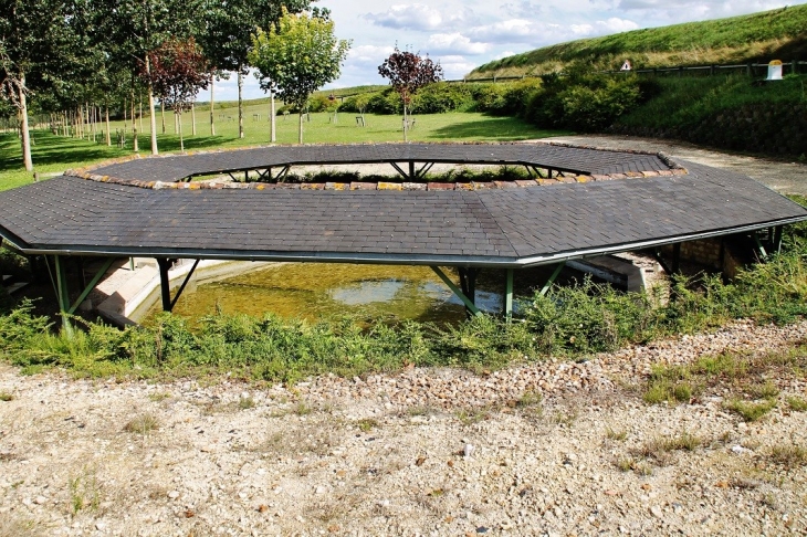 Lavoir - La Tour-Saint-Gelin