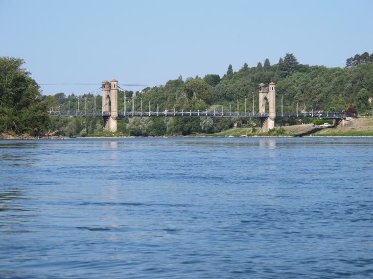 Le pont suspendu de Langeais (D57).