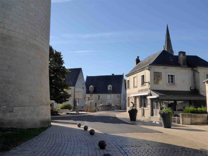 La ville devant le château - Langeais