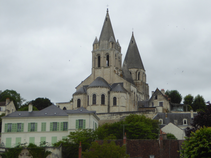 La Cité Royale : l'église Saint Ours vue de la ville basse - Loches