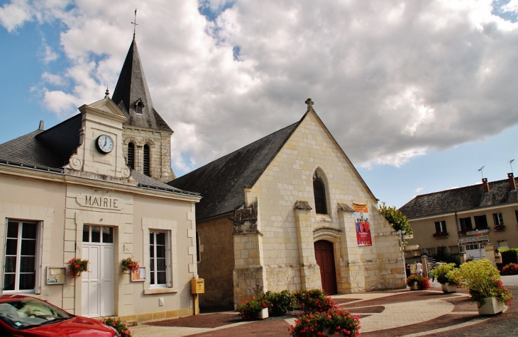 La Mairie et l'église - Luzé