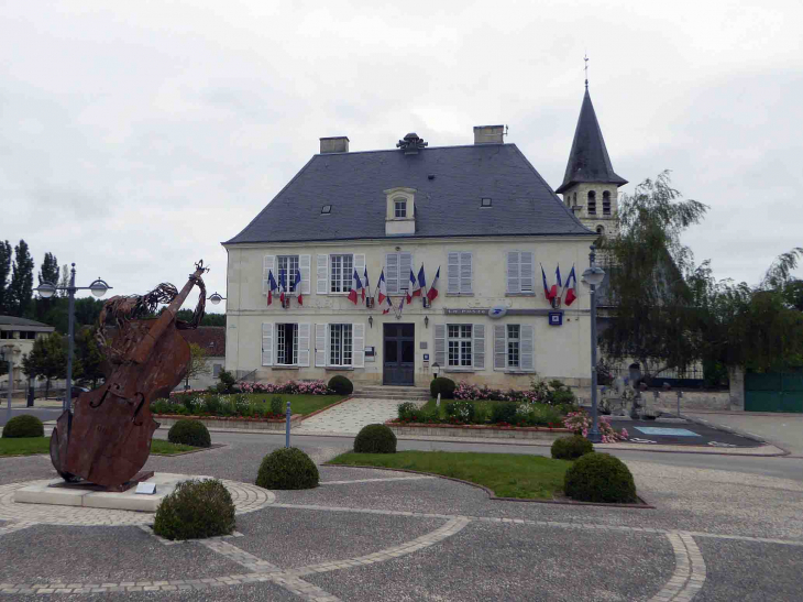 La place de la mairie - Perrusson