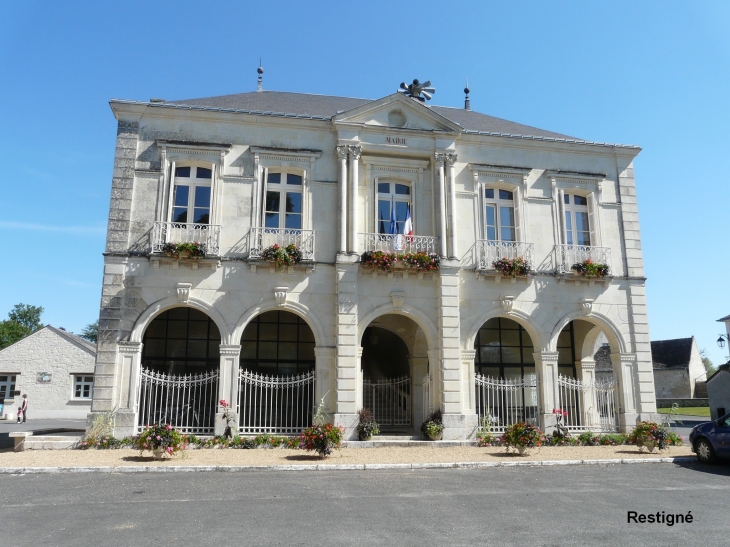 La mairie   Crédit : André Pommiès - Restigné