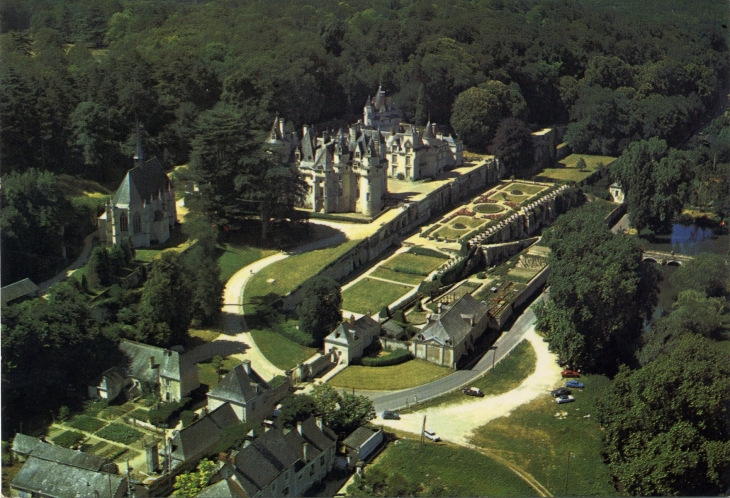 Situé près de la forêt de Chinon le château présente à la fois l'aspect d'une forteresse médiévale et d'une résidence Renaissance.(carte postale de 1980) - Rigny-Ussé