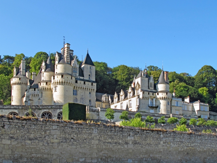 Le château vu depuis la route. - Rigny-Ussé