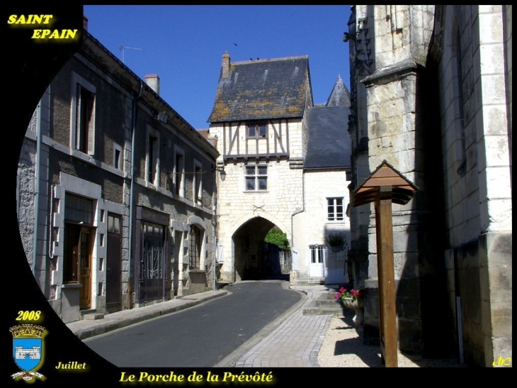 Porte en tiers-point, surmontée d’un hourd – galerie - Saint-Épain