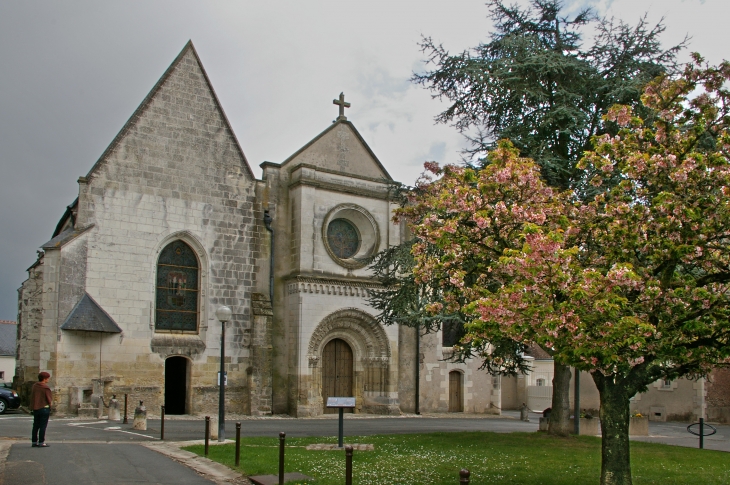 ‪ Saint-Martin-le-Beau ‬ (Indre-et-Loire)  St. Martin's Church: It is dated the twelfth and sixteenth centuries. Remarkable by its Romanesque portal (one of the finest in Touraine).  A bloody battle in 903 would have opposed the Normans to Touraine, Toura