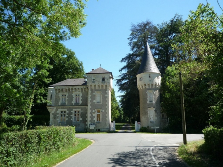 Entrée du Chateau de Comacre - Sainte-Catherine-de-Fierbois