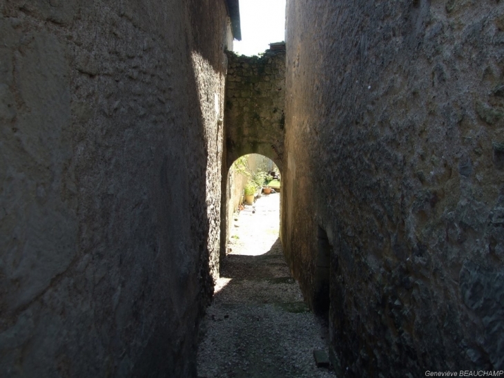 Passage étroit entre deux maisons du village - Semblançay