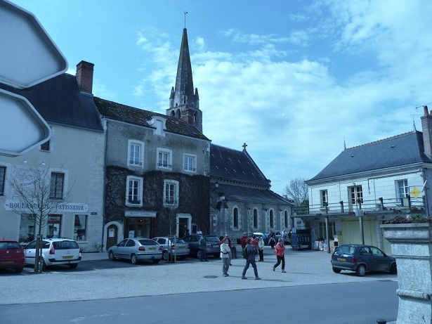 L'église et la place devant la mairie - Tauxigny