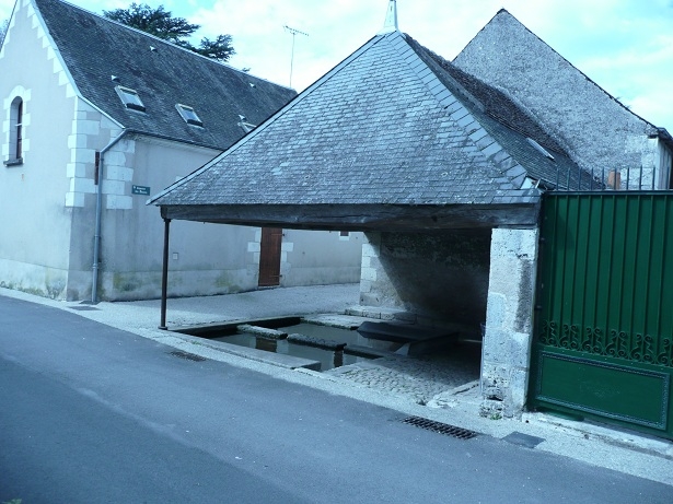 Le lavoir situé dans le bourg - Tauxigny