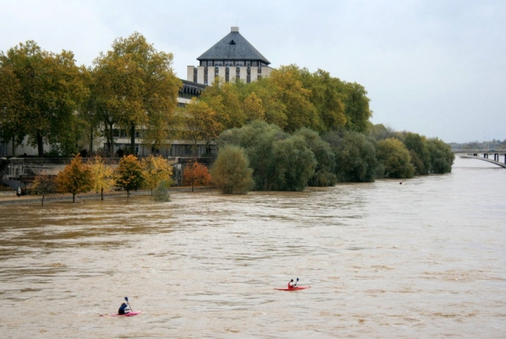 Crue de la Loire avec vue de la Bibliothèque - Tours