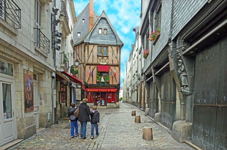  Restaurant Léonard de Vinci. Maison du 15ème/16ème siècle, proche de la Place Plumereau. A l'angle de la rue de la Monnaie et de la rue des Orfèvres.  - Tours