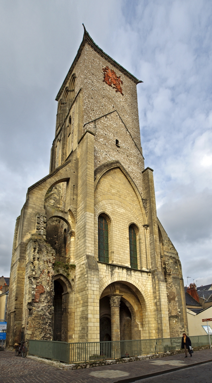  La Tour Charlemagne (XIème siècle).  C'est un des vestiges de la collégiale Saint-Martin de Tours. Elle tire son nom de sa construction au dessus du tombeau de Luitgarde, quatrième épouse de Charlemagne, morte le 4 juin 800 à Tours.