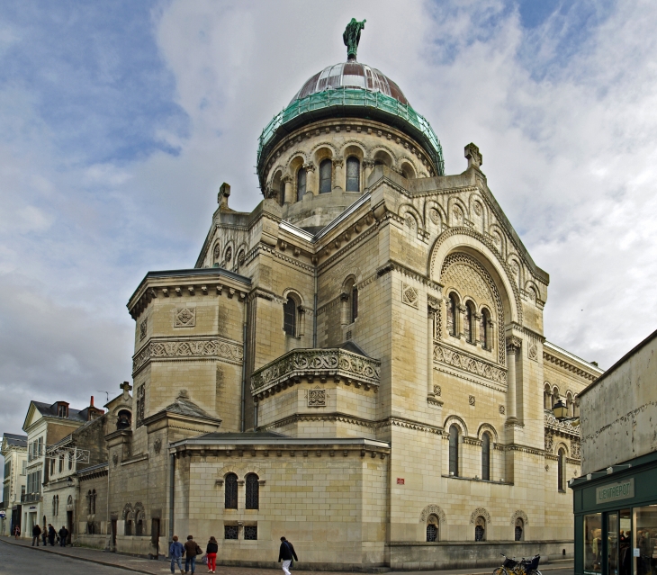 Basilique Saint-Martin de Tours.  La basilique actuelle, a été construit entre 1886 et 1902 dans le style néo-byzantin par l'architecte Victor Laloux