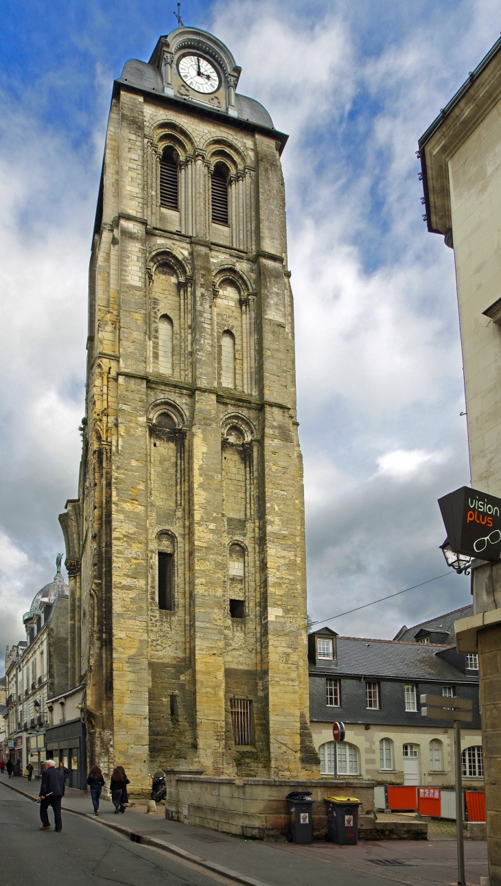  Tour de l'Horloge (Tour du Trésor).  La tour de l'horloge était la tour sud de la façade de l'ancienne basilique Saint-Martin, aujourd'hui disparue. On l'appelait aussi Tour du Trésor car c'est là que pendant des siècles ont été entreposés les dons des P - Tours