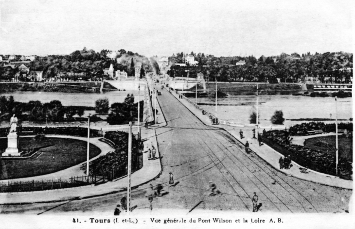 Vue générale du pont Wilson et la Loire, vers 1920 (carte postale ancienne). - Tours