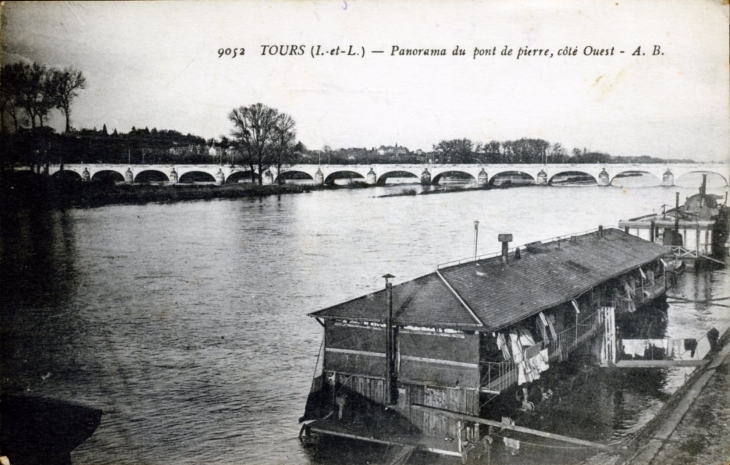 Panorama du Pont de Pierre, côté ouest, vers 1920 (carte postale ancienne). - Tours