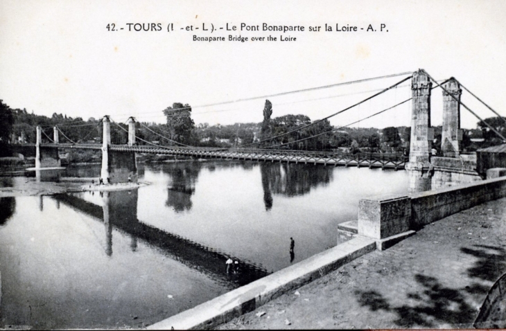 Le Pont Bonaparte sur la Loire, vers 1920 (carte postale ancienne). - Tours