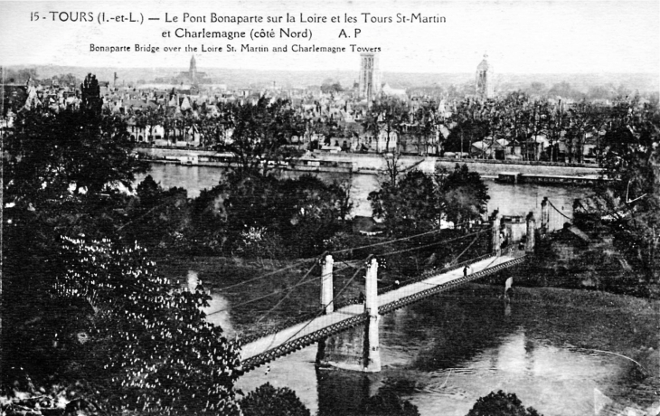 La Pont Bonaparte sur la Loire et les Tours Saint Martin et Charlemagne , côté nord, vers 1920 (carte postale ancienne).