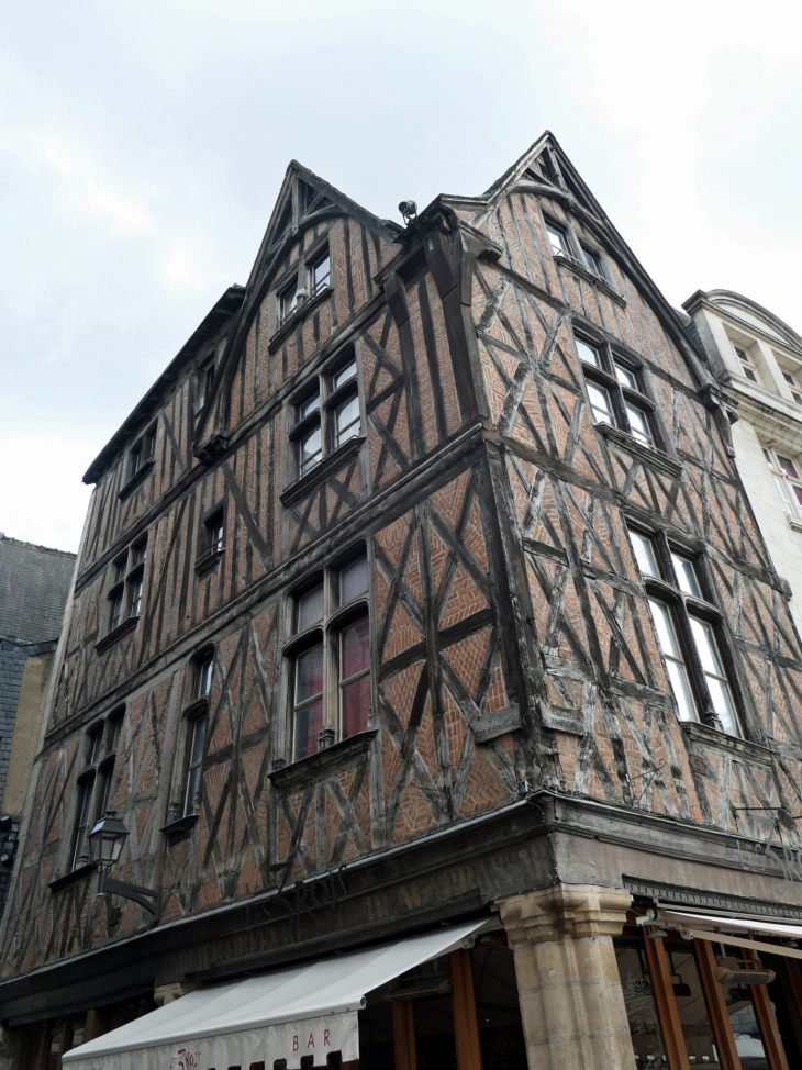 Maison à l'angle de la rue du Grand Marché et de la rue de la Monnaie - Tours