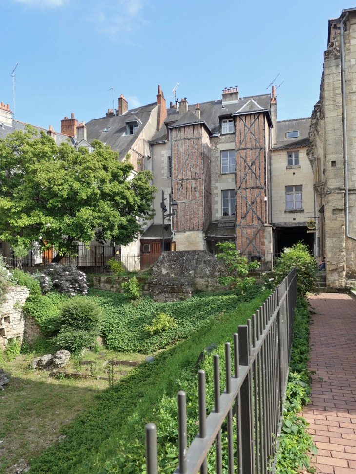 Place Saint Pierre le Puellier: le jardin - Tours