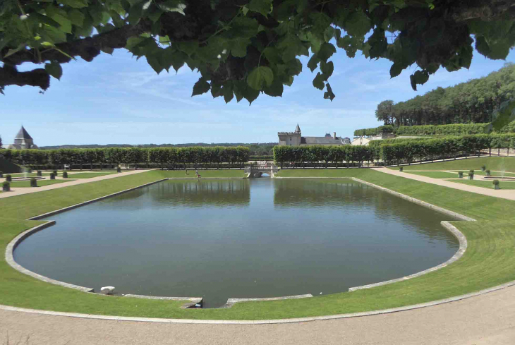 Le jardin d'eau : le Miroir vue sur l'église et le château - Villandry