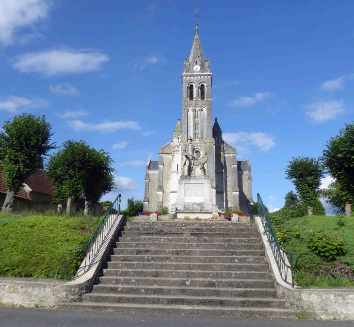 L'église et le monument aux morts - Villeloin-Coulangé